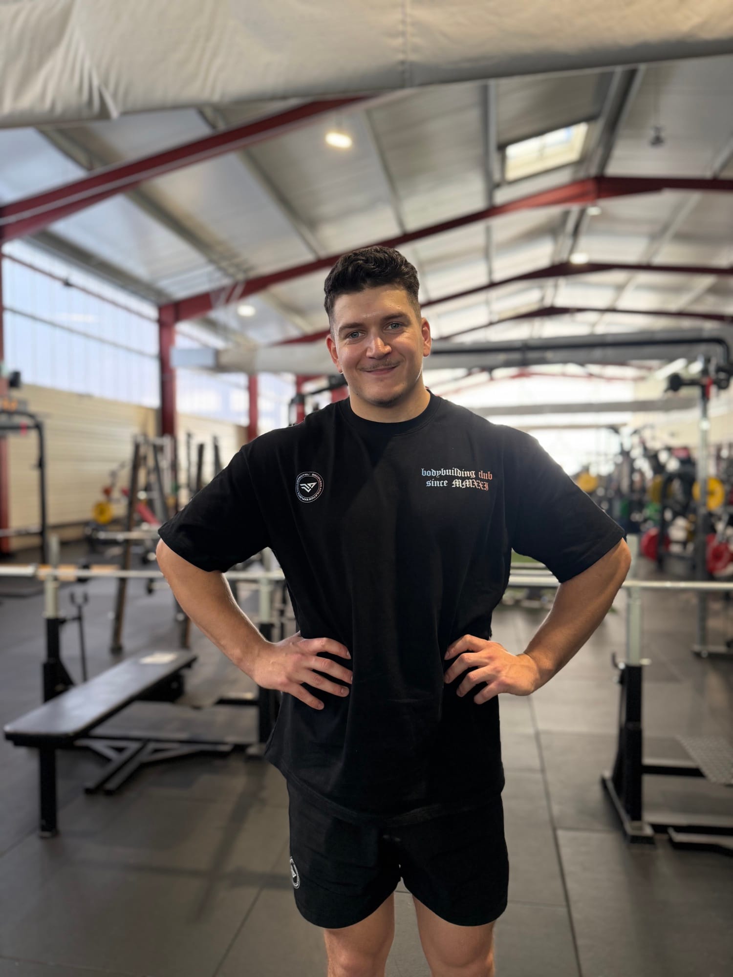 Matthis Julien, souriant, dans sa salle